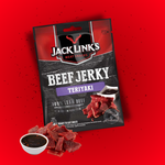 L'image montre un sachet pratique du célèbre snack salé Beef Jerky saveur Teriyaki. Présenté sur un fond rouge vif, le sachet est rouge et noir. 

Sur le devant du sachet, tu peux voir des images de morceaux de Beef Jerky. Le nom du produit est bien visible, écrit dans une police claire et dynamique, avec des éléments graphiques qui soulignent l’aspect savoureux du teriyaki.