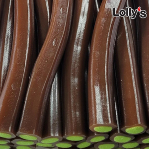 Bonbon fil couleur marron autour et intérieur vert goût coca en gros plan.