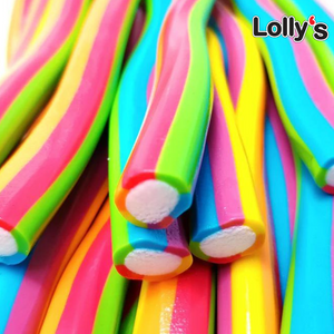 Bonbon en forme de baton multicolore fourré en couleur blanc en gros plan goût tutti frutti.