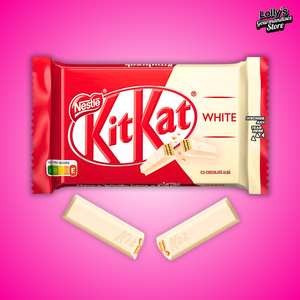 Barre chocolatée kit kat, emballée dans un packaging rouge et crème, un échantillon de barre chocolatée est disposée en premier plan.
