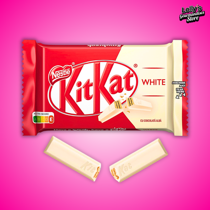 Barre chocolatée kit kat, emballée dans un packaging rouge et crème, un échantillon de barre chocolatée est disposée en premier plan. 