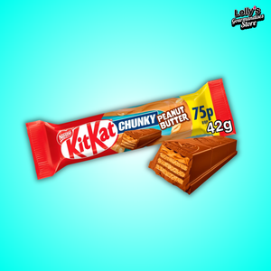 L'image montre la célèbre barre chocolatée kit kat peanut butter disposée sur un fond bleu. Une image de la barre chocolatée croquée nous permet de voir sa composition.