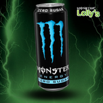 Sur cette image, il y a la Monster Energy Absolutely Zero au milieu avec un fond noir et des éclairs vert et un logo Monster x Lolly’s en haut à droite