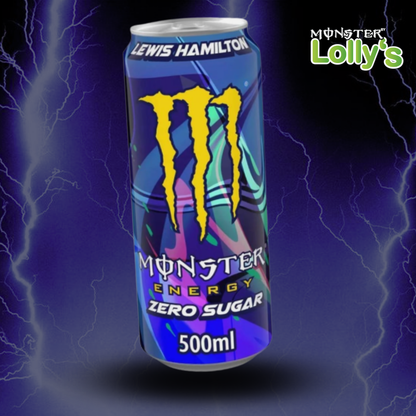 Sur cette image, il y a la Monster Energy Lewis Hamilton au milieu avec un fond noir et des éclairs bleuset un logo Monster x Lolly’s en haut à droite 