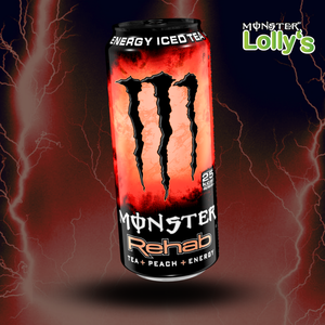 Sur cette image, il y a la Monster Energy Rehab Peach Tea au milieu avec un fond noir et des éclairs rouges et un logo Monster x Lolly’s en haut à droite 