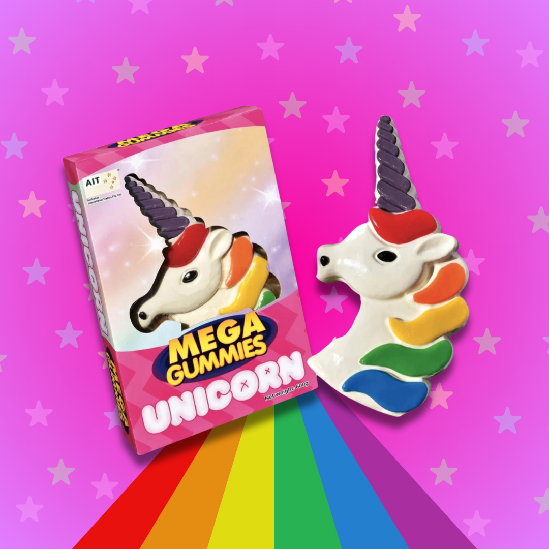 Cette image présente le bonbon Méga Gummies Licorne, un bonbon gélatineux géant (600g). La licorne est multicolore, un chemin arc en ciel mène au produit, permettant d'accentuer le coté majestueux de la licorne. 