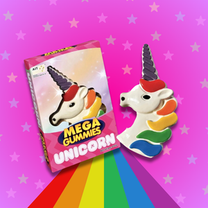 Cette image présente le bonbon Méga Gummies Licorne, un bonbon gélatineux géant (600g). La licorne est multicolore, un chemin arc en ciel mène au produit, permettant d'accentuer le coté majestueux de la licorne. 