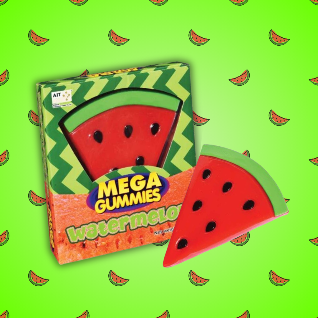 Une tranche de pastèque géante ? L'image met en avant le Mega Gummies Watermelon, une tranche de pastèque en bonbon géant. Le bonbon est conditonné dans un emballage cartonné, également disposé en dehors pour visualiser le produit dans ses détails. La tranche de pastèque est rouge et verte, avec de petits pépins noirs. Un fond de couleur verte ainsi que des illustrations de pastèque rappel l'apparence du bonbon géant. 