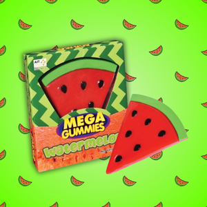 Une tranche de pastèque géante ? L'image met en avant le Mega Gummies Watermelon, une tranche de pastèque en bonbon géant. Le bonbon est conditonné dans un emballage cartonné, également disposé en dehors pour visualiser le produit dans ses détails. La tranche de pastèque est rouge et verte, avec de petits pépins noirs. Un fond de couleur verte ainsi que des illustrations de pastèque rappel l'apparence du bonbon géant. 