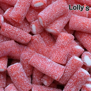 Mini fil rouge acidulé fourré d'une couleur blanche goût fraise en gros plan.