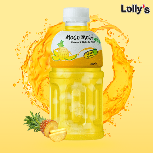 L'image montre une bouteille de boisson Mogu Mogu à l'ananas avec des morceaux de Nata de Coco, présentée sur un fond jaune vif. La bouteille est transparente, ce qui permet de voir la boisson de couleur jaune clair, ainsi que les petits morceaux de Nata de Coco flottant à l'intérieur. 

Sur l'étiquette, on aperçoit un dessin d'ananas frais, illustrant la saveur de la boisson. Derrière la bouteille, un effet splash en forme d'éclaboussure de jus de fruits donne un côté rafraîchissant. 