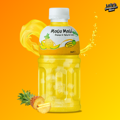 L'image montre une bouteille de boisson Mogu Mogu à l'ananas avec des morceaux de Nata de Coco, présentée sur un fond jaune vif. La bouteille est transparente, ce qui permet de voir la boisson de couleur jaune clair, ainsi que les petits morceaux de Nata de Coco flottant à l'intérieur. 

Sur l'étiquette, on aperçoit un dessin d'ananas frais, illustrant la saveur de la boisson. Derrière la bouteille, un effet splash en forme d'éclaboussure de jus de fruits donne un côté rafraîchissant. 