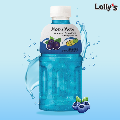 L’image présente une bouteille de Mogu Mogu au cassis, avec des morceaux de Nata de Coco, sur un fond bleu. La bouteille transparente laisse apparaître la boisson d’un bleu clair, avec de petits morceaux de gelée de coco flottant à l’intérieur.

L’étiquette arbore une illustration de cassis, mettant en avant la saveur de la boisson. Un effet d’éclaboussure de jus de fruits à l’arrière ajoute une touche de fraîcheur visuelle.