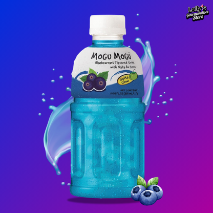 L’image présente une bouteille de Mogu Mogu au cassis, avec des morceaux de Nata de Coco, sur un fond bleu. La bouteille transparente laisse apparaître la boisson d’un bleu clair, avec de petits morceaux de gelée de coco flottant à l’intérieur.

L’étiquette arbore une illustration de cassis, mettant en avant la saveur de la boisson. Un effet d’éclaboussure de jus de fruits à l’arrière ajoute une touche de fraîcheur visuelle.