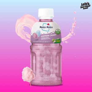 La célèbre boisson Mogu Mogu au goût original de Cotton Candy est de couleur rose/violette. Elle est représentée sur un fond rose et bleu illustrant la saveur barbe à papa de la boisson. 