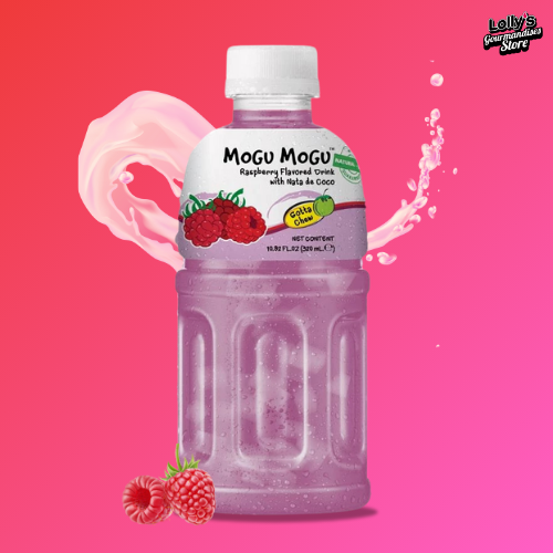 La boisson fraiche mogu mogu saveur framboise est dans une bouteille transparente au format pratique. Sa transparence nous permet d'apercevoir sa couleur violette intense ainsi que les petits morceaux de nata de coco qui se trouvent à l'intérieur. La boisson est disposée sur un fond rose. 