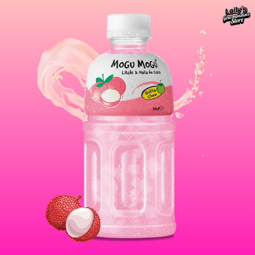 Bouteille de la célèbre boisson Mogu Mogu goût Litchi, la boisson est disposée sur un fond rose rappelant la couleur vive de la boisson sucrée. La transparence de la bouteille nous laisse apercevoir les morceaux de nata de cooc qui se trouvent à l'intérieur. 