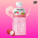 Bouteille de la célèbre boisson Mogu Mogu goût Litchi, la boisson est disposée sur un fond rose rappelant la couleur vive de la boisson sucrée. La transparence de la bouteille nous laisse apercevoir les morceaux de nata de cooc qui se trouvent à l'intérieur. 