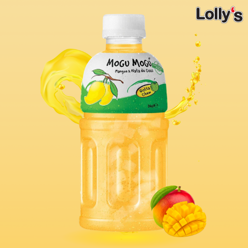 L'image présente une bouteille de Mogu Mogu à la mangue, avec des morceaux de Nata de Coco, sur un fond orange éclatant. La transparence de la bouteille révèle une boisson orange clair, parsemée de Nata de Coco. L'étiquette arbore un dessin de mangue, soulignant sa saveur, tandis qu'un effet splash en arrière-plan évoque la fraîcheur du jus de fruits. 