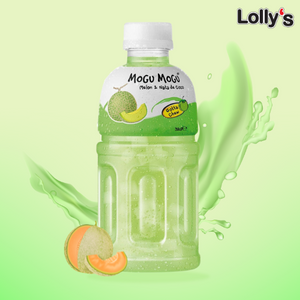 L'image montre une bouteille de boisson Mogu Mogu au melon🍈avec des morceaux de Nata de Coco, présentée sur un fond vert. La bouteille est transparente, ce qui permet de voir la boisson de couleur verte clair, ainsi que les petits morceaux de Nata de Coco flottant à l'intérieur. 

Sur l'étiquette, on aperçoit un dessin de melon🍈, illustrant la saveur de la boisson. Derrière la bouteille, un effet splash en forme d'éclaboussure de jus de fruits donne un côté rafraîchissant. 🤗