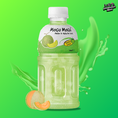 L'image montre une bouteille de boisson Mogu Mogu au melon🍈avec des morceaux de Nata de Coco, présentée sur un fond vert. La bouteille est transparente, ce qui permet de voir la boisson de couleur verte clair, ainsi que les petits morceaux de Nata de Coco flottant à l'intérieur. 

Sur l'étiquette, on aperçoit un dessin de melon🍈, illustrant la saveur de la boisson. Derrière la bouteille, un effet splash en forme d'éclaboussure de jus de fruits donne un côté rafraîchissant. 🤗