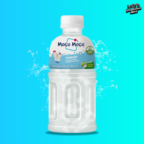 Boisson Mogu Mogu de couleur blanche, elle possède une étiquette blanche et bleu. Cette dernière est disposée sur un fond bleu pour accentuer l'esthétisme de l'image. 