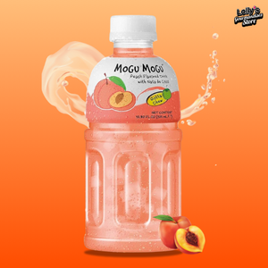 La boisson mogu mogu saveur pêche est placée sur un fond orange, pêche pour rappeler le goût de la boisson. Une pêche est disposée à l'avant de l'image. Une éclaboussure de boisson est présente en arrière plan. 