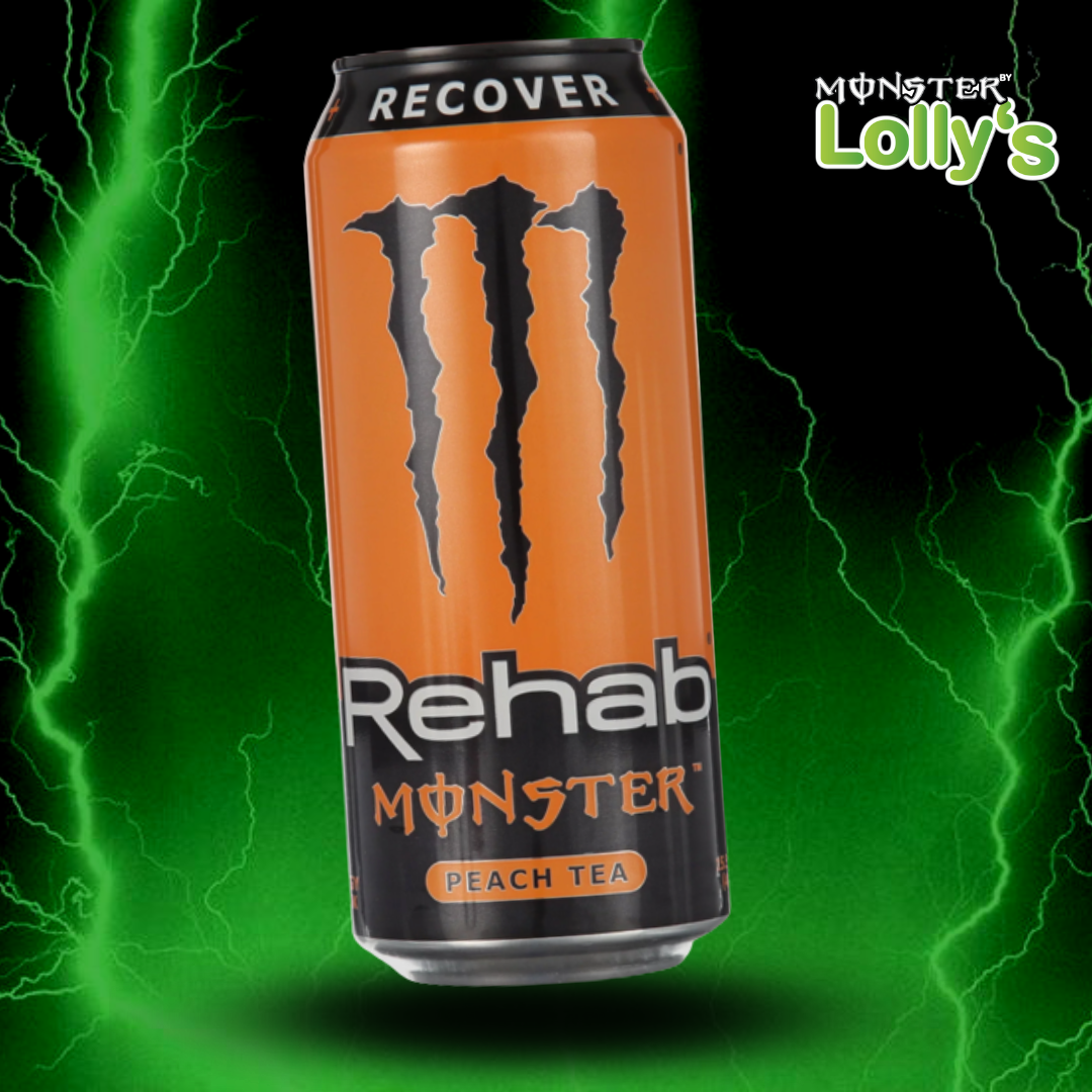 Sur cette image, il y a la Monster Energy Recover Peach Tea au milieu avec un fond noir et des éclairs vert et un logo Monster x Lolly’s en haut à droite