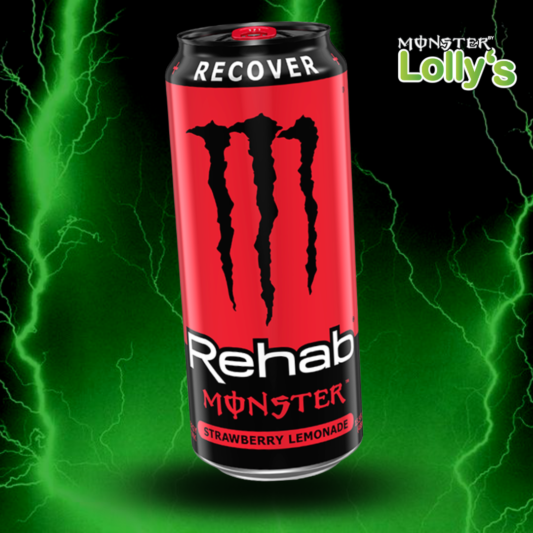 Sur cette image, il y a la Monster Energy Rehab Recover Strawberry au milieu avec un fond noir et des éclairs vert et un logo Monster x Lolly’s en haut à droite