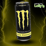 Sur cette image, il y a la Monster Energy Reserve White Pineapple au milieu avec un fond noir et des éclairs jaunes et un logo Monster x Lolly’s en haut à droite 