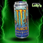 Sur cette image, il y a la Monster Energy Aussie Lemonade au milieu avec un fond noir et des éclairs vert et un logo Monster x Lolly’s en haut à droite 