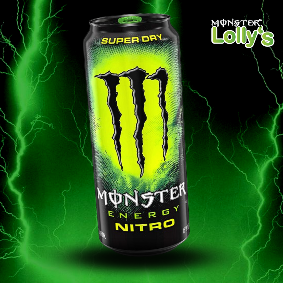 Sur cette image, il y a la Monster Energy Nitro Superdry au milieu avec un fond noir et des éclairs vert et un logo Monster x Lolly’s en haut à droite 