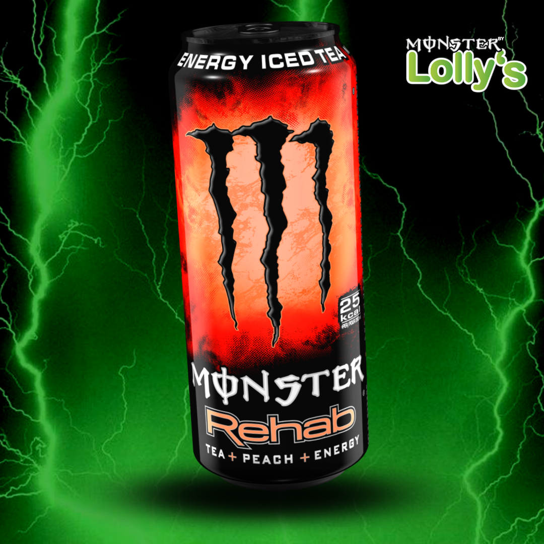 Sur cette image, il y a la Monster Energy Rehab Peach Tea au milieu avec un fond noir et des éclairs vert et un logo Monster x Lolly’s en haut à droite 