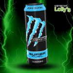 Sur cette image, il y a la Monster Energy Super Fuel Subzero au milieu avec un fond noir et des éclairs vert et un logo Monster x Lolly’s en haut à droite 