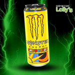 Sur cette image, il y a la Monster Energy The Doctor au milieu avec un fond noir et des éclairs vert et un logo Monster x Lolly’s en haut à droite 