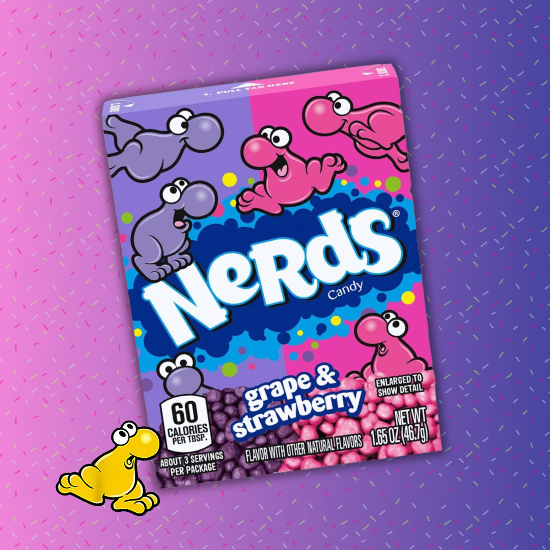 Image d'une boîte de bonbons Nerds saveurs raisin et fraise, sur un fond dégradé violet rose. La boîte est divisée en deux sections distinctes : une partie violette pour la saveur raisin et une partie rose pour la saveur fraise. Le logo Nerds est en grandes lettres blanches et bleues au centre, accompagné de petites illustrations de personnages en forme de Nerds, ajoutant une touche ludique à l'emballage. Idéale pour les amateurs de bonbons croquants et acidulés, avec un mélange de saveurs fruitées.