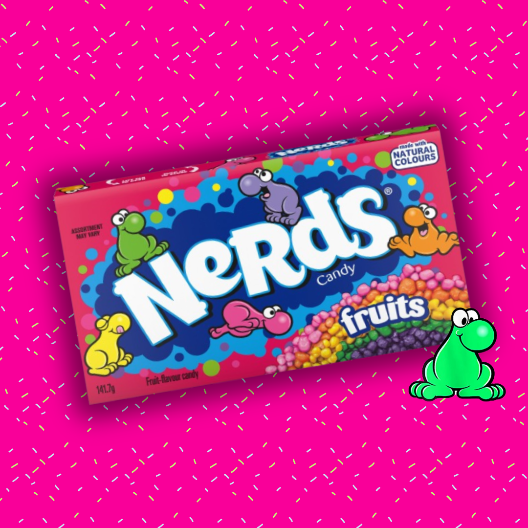 Cette image nous montre le produit Nerds Rainbow Fruits, il s'agit d'une boîte rectangulaire et multicolore. De petites mascottes y sont représentée, semblable à la forme des mini dragées gourmands. Le produit est mis en avant par un fond rose parsemé de vermicelles de couleur. 