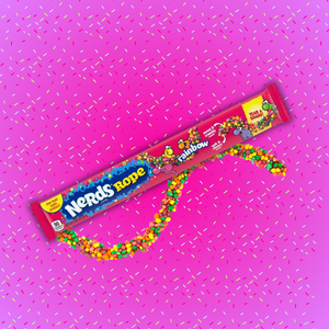 Cette image présente la gourmandise Nerds Rainbow Rope multicolore. Son emballage est rose, long et rectangulaire. Le bonbon est également représenté à l'extérieur de son emballage, il s'agit d'un long fil en gélatine entouré de mini dragées multicolore et acidulées. 