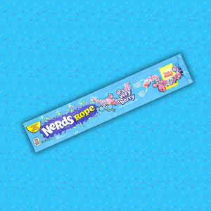 Cette image présente le produit Nerds Rope Verry Berry. Ce long bonbon est présenté dans son emballage bleu clair. Le bonbon à la fois gélatineux et croquant est de couleur rose et bleu. Le produit est disposé sur un fond bleu également. 