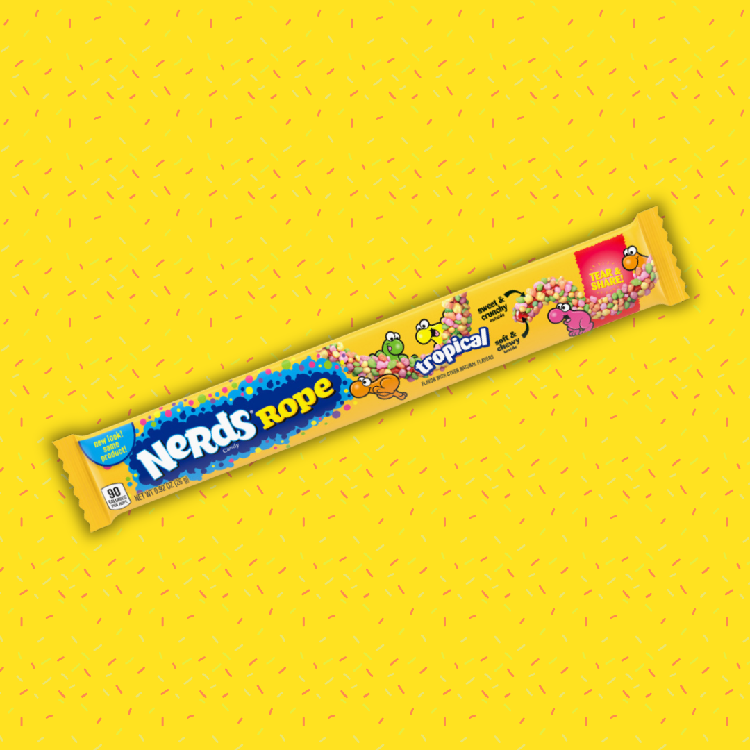 Cette image met en avant le produit Nerds Tropical Rope, un bonbon long gélatineux et croquant. Ce dernier est conditionné dans un emballage de couleur jaune. Le produit est mis en avant par un fond également jaune. 