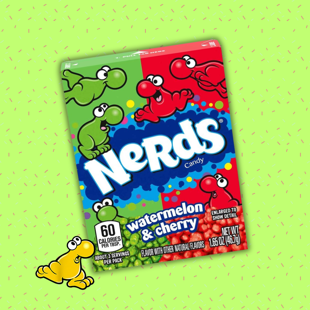 cette image montre une boîte de Nerds saveur Watermelon & Cherry. L'emballage est vert et rouge pour rappeler la couleur des dragées disponibles à l'intérieur. Le produit est disposé sur un fond vert clair pour contraster les couleurs vives de l'emballage. 