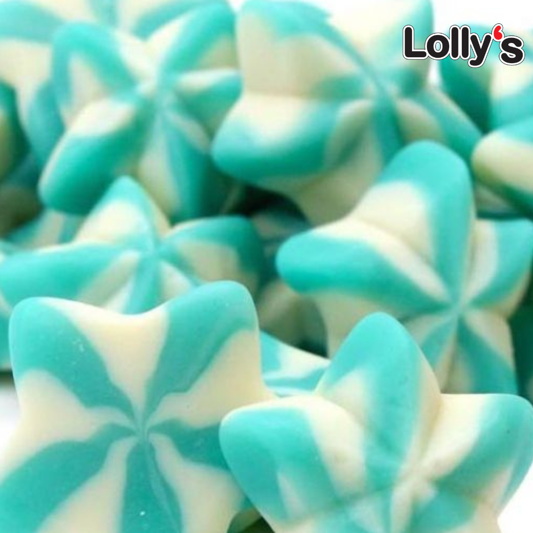 Bonbon en forme d'étoile blanc et bleu en gros plan