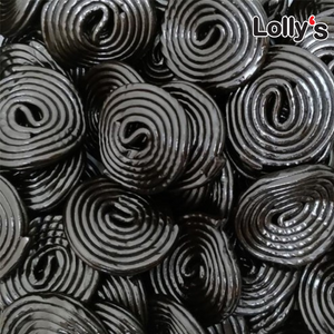 Bonbon enroulé couleur noir goût réglisse gros plan