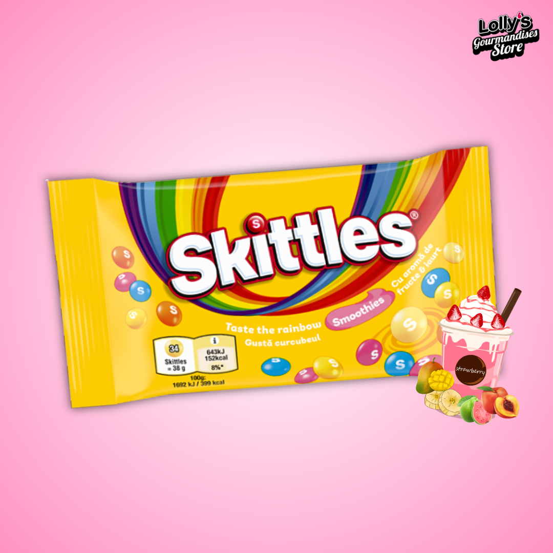 Le sachet des Skittles Smoothies (38g) est jaune lumineux, avec un logo blanc emblématique de la marque et un arc-en-ciel de couleurs vives, reflétant la variété des saveurs fruitées et crémeuses. À l’intérieur, les bonbons ovales présentent des couleurs douces et attrayantes – jaune, orange, rose, vert et violet – avec un enrobage brillant et marqué d’un "S" blanc. Leur coque croquante laisse place à un cœur fondant et velouté, offrant une texture onctueuse et des saveurs fruitées telles que fraise-banane,