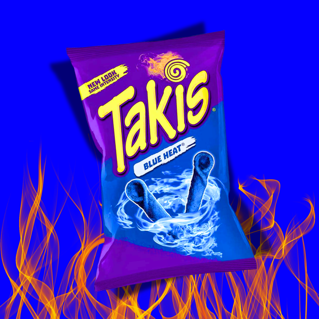 Un paquet de chips Takis Blue Heat prêt à enflammer vos papilles ! Le design audacieux avec un fond bleu éclatant et des flammes jaunes évoque la chaleur intense de ces chips. Le paquet violet met en valeur le logo emblématique de Takis, promettant une expérience gustative unique.