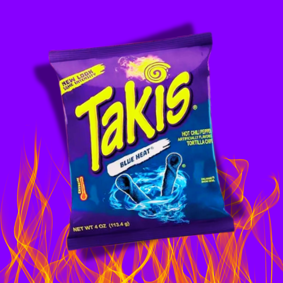 Sur cette image, il y a un paquet de Takis Blue Heat Big au milieu avec un fond violet et des flamme en bas. Le paquet est violet et bleu avec 'Takis' écrit en gros et jaune dessus. 