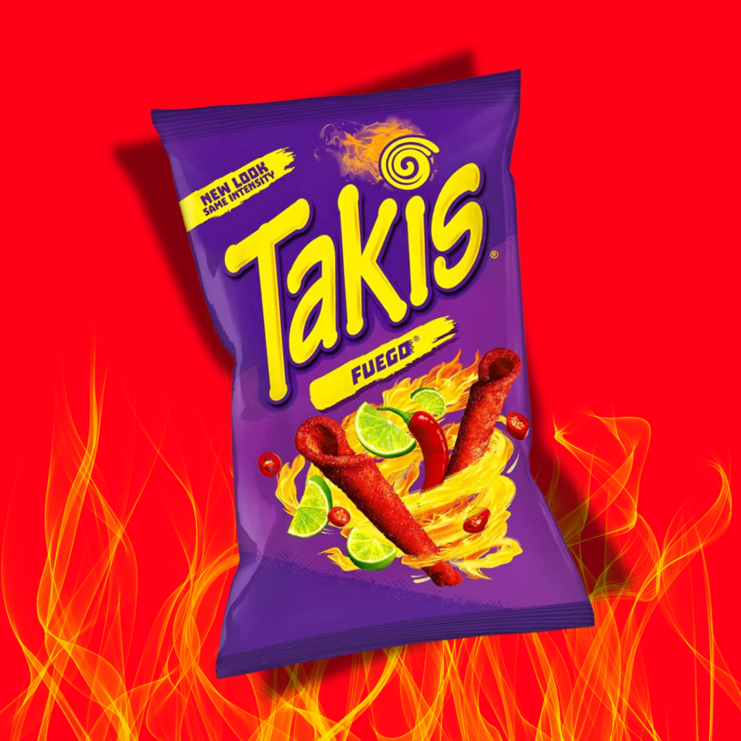 Découvrez les Takis Fuego ! Le paquet, présenté sur un fond rouge vif et entouré de flammes, arbore un design moderne et accrocheur. Le logo Takis en jaune contraste avec le violet du paquet. 