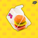 Image d'un mini emballage transparent qui renferme un mini burger jelly. Le burger est composé de pain, salade, fromage et steak. 