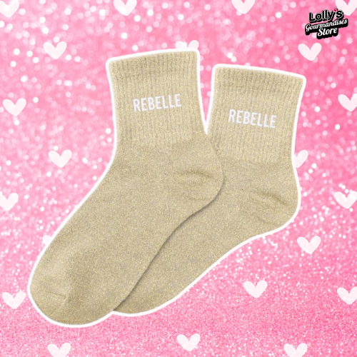 Chaussettes à paillettes beige avec écrit "rebelle" au niveau de la cheville